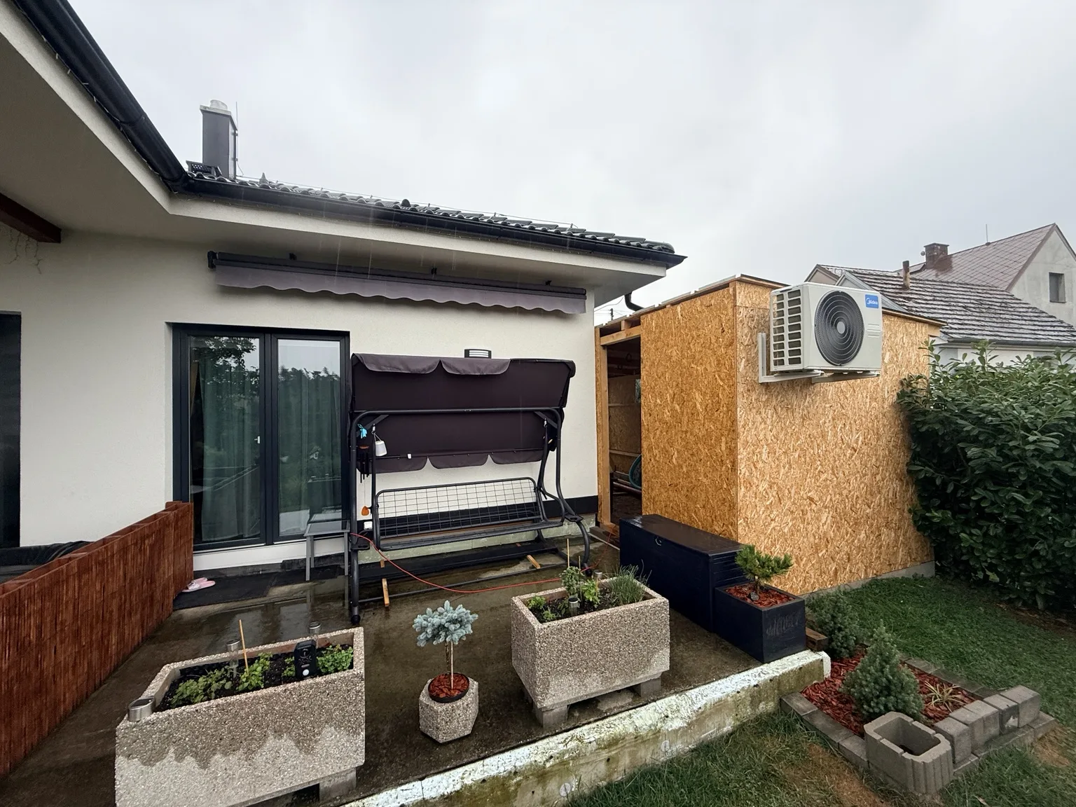 Instalace Midea All Easy Pro v rodinném domě Všenice – TechnikMont, Radek Nejdl