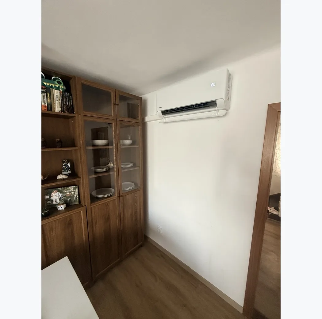 Midea Breezeless v obývacím pokoji Chotěšov – TechnikMont, Radek Nejdl