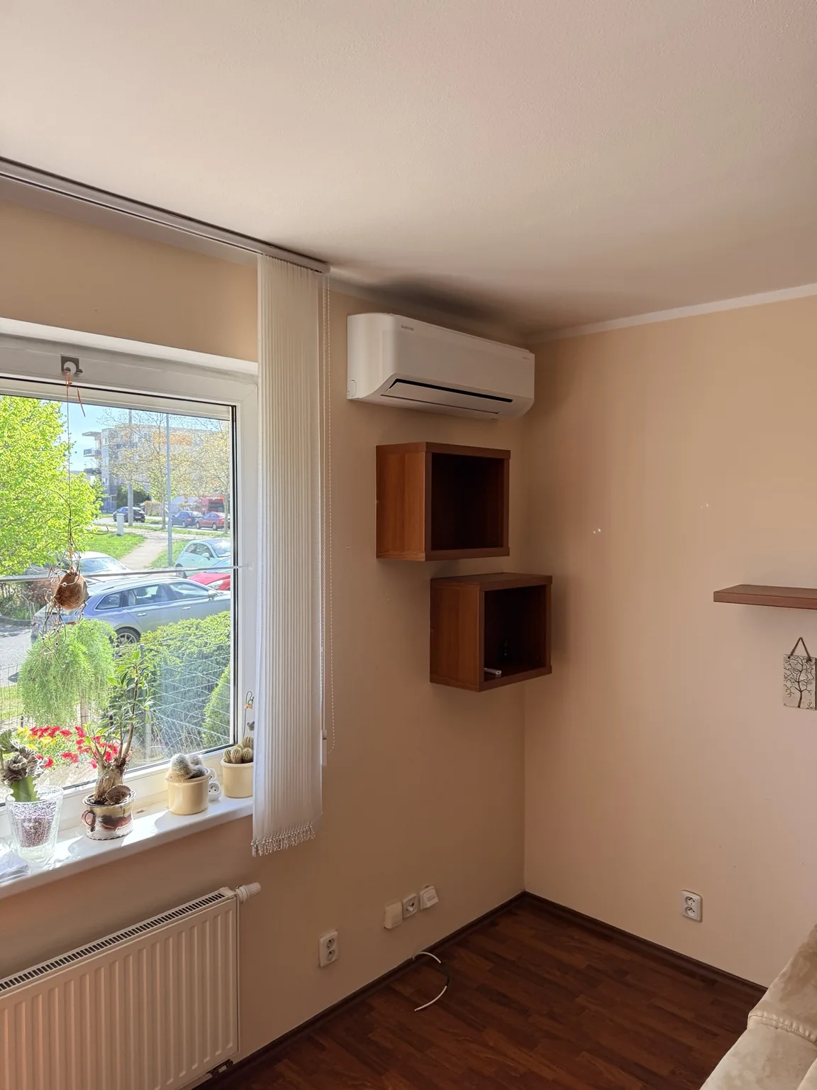 Propojovací vedení v bílé liště na fasádě Plzeň Vinice – TechnikMont, Radek Nejdl