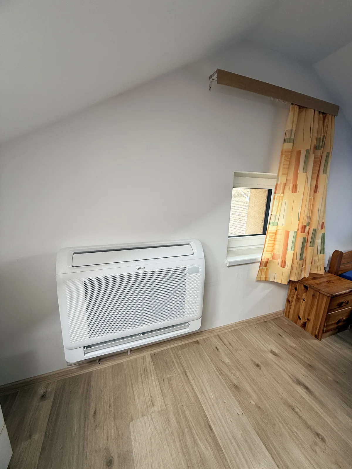 Parapetní klimatizace Midea v podkroví Blovice – TechnikMont, Radek Nejdl