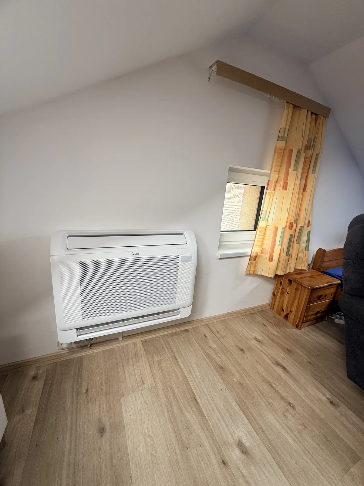 Parapetní jednotka Midea pod šikminou střechy Blovice – TechnikMont, Radek Nejdl