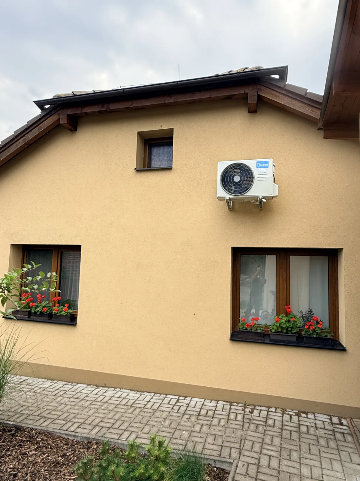 Venkovní jednotka Midea na fasádě rodinného domu Blovice – TechnikMont, Radek Nejdl