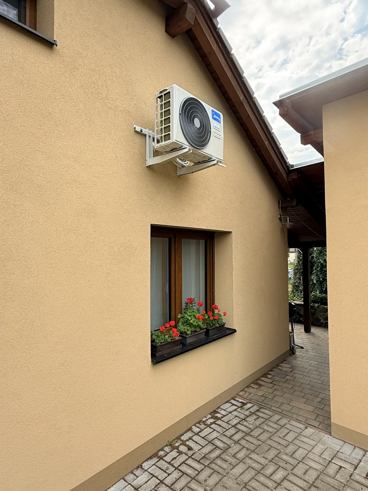 Detail venkovní jednotky Midea na konzolách Blovice – TechnikMont, Radek Nejdl